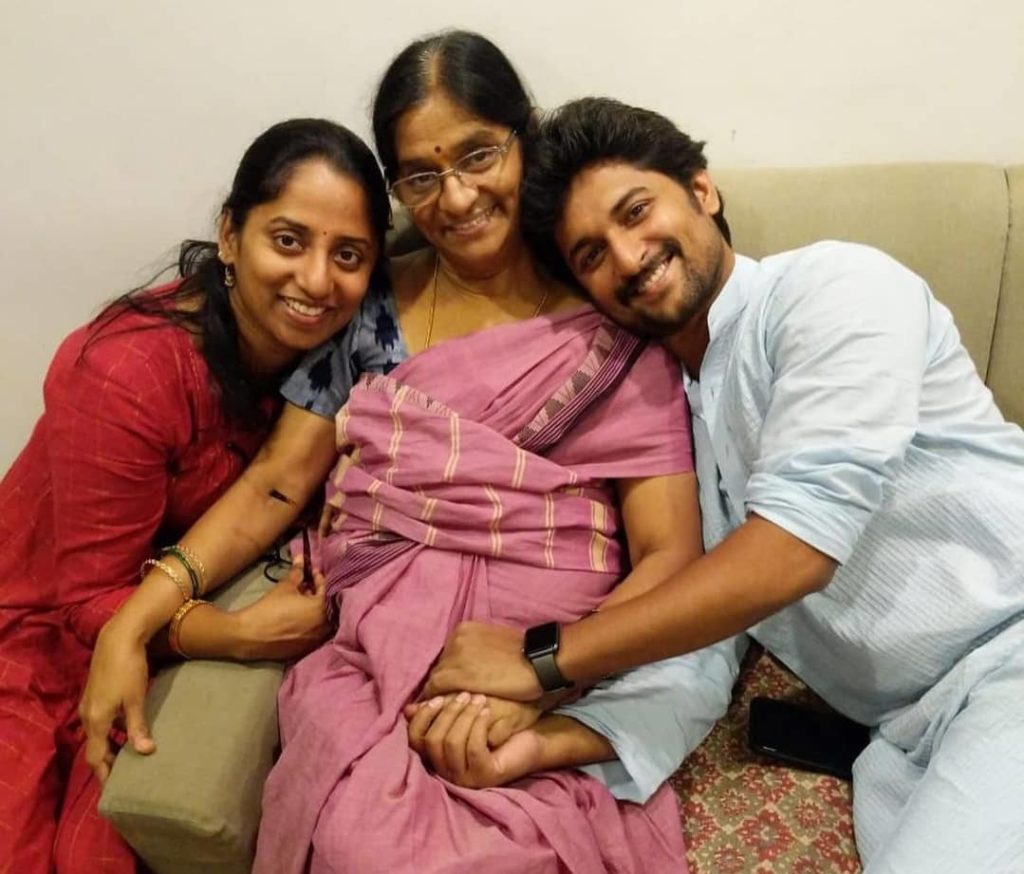 Nani con su Madre Vijayalakshmi y Hermana