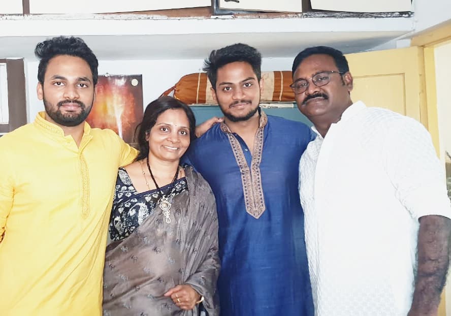 Shanmukh Jaswanth with his family