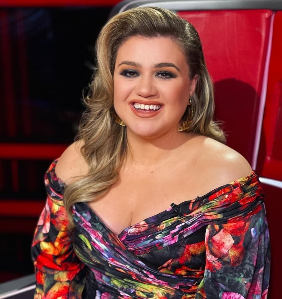 Kelly Clarkson Age, Net Worth, Family, Boyfriend, Husband & Biography