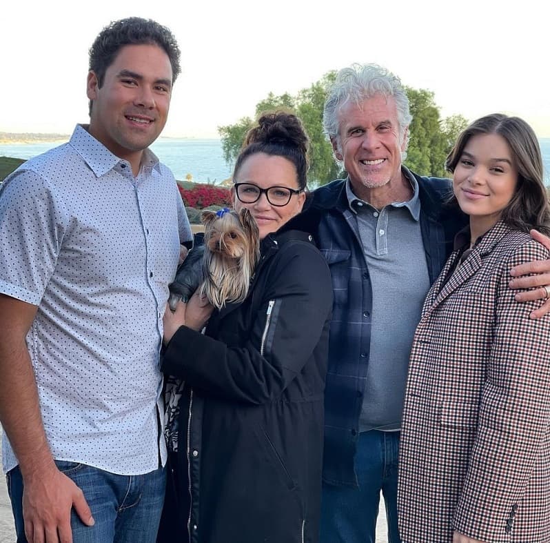 Hailee Steinfeld with her Family