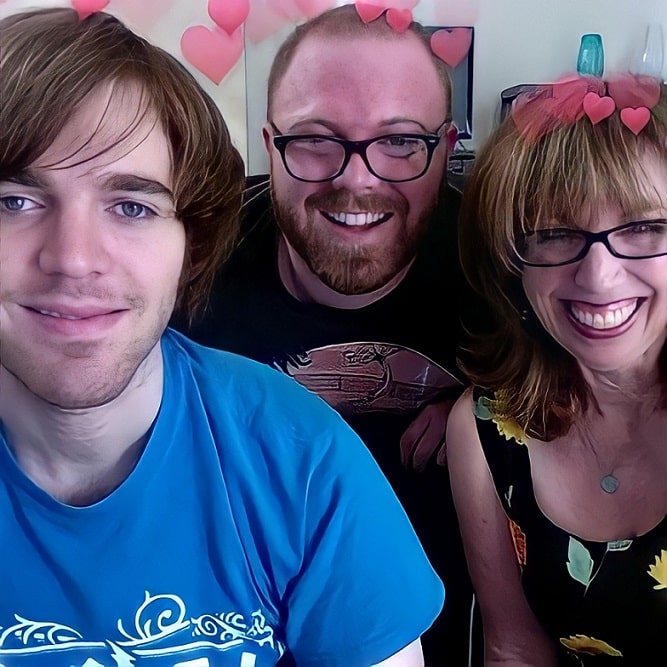 Shane Dawson With his Mother and Brother Jerid Yaw