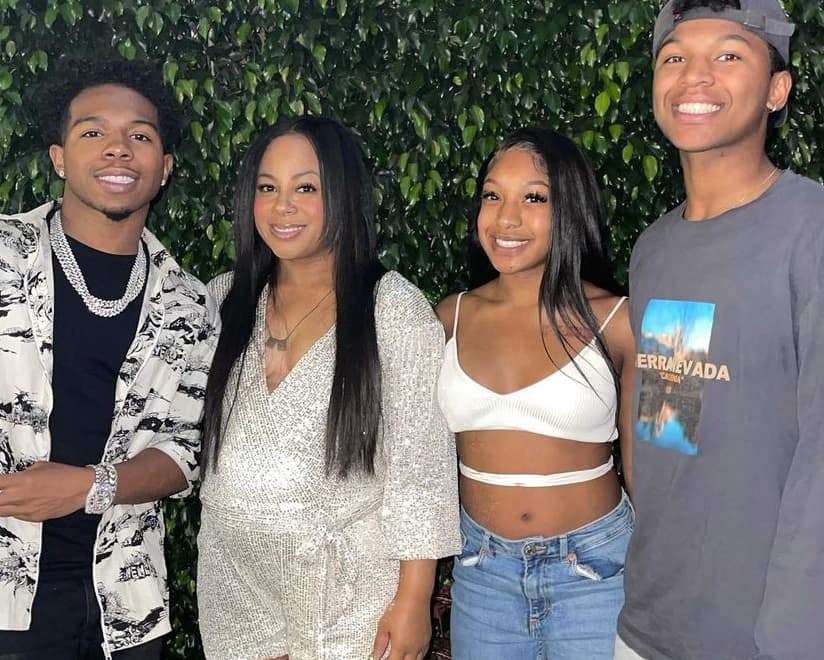 Deshae Frost with his Mother and Siblings