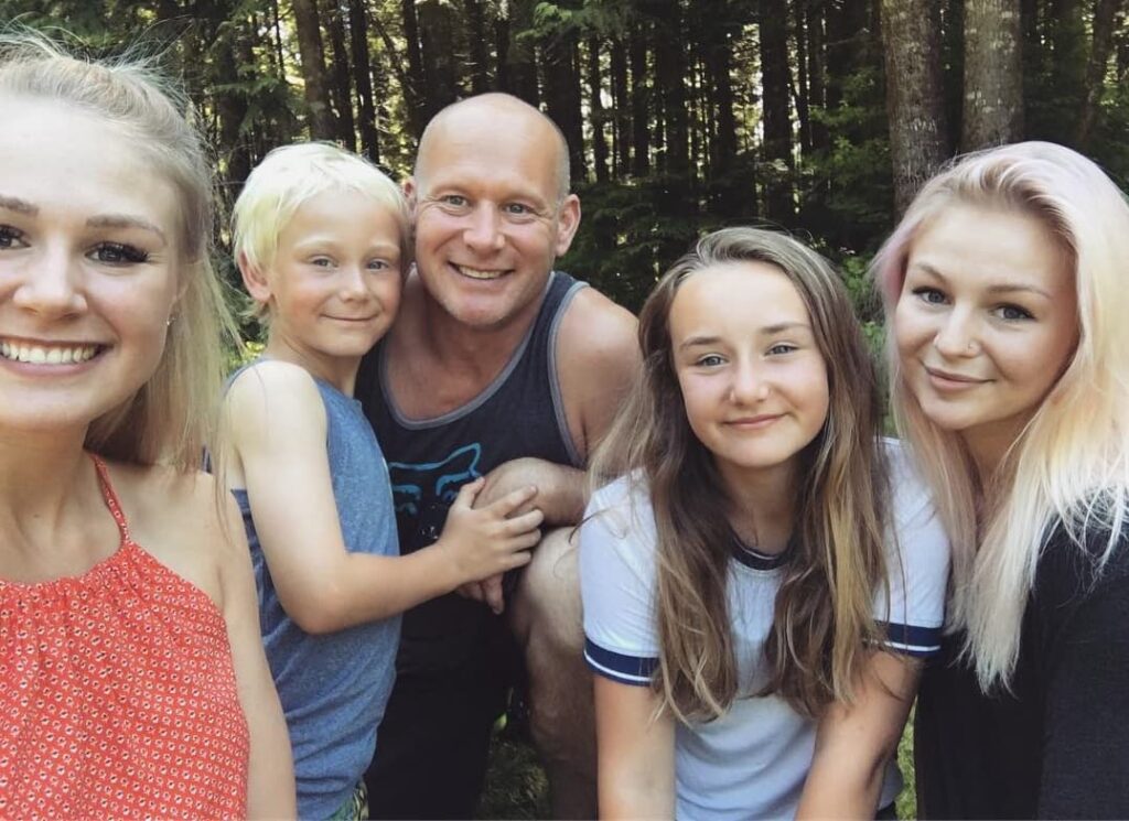 Kris Collins with her Father Sisters And Brother