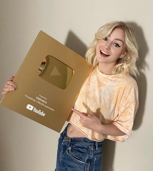 Kris Collins with her Gold Youtube Award